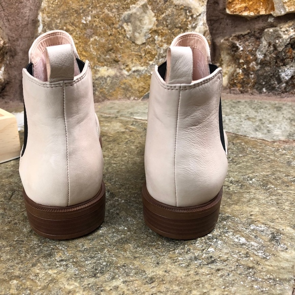 Clarks Size 7.5 Taylor Shine Chelsea Bootie - Picture 3 of 8